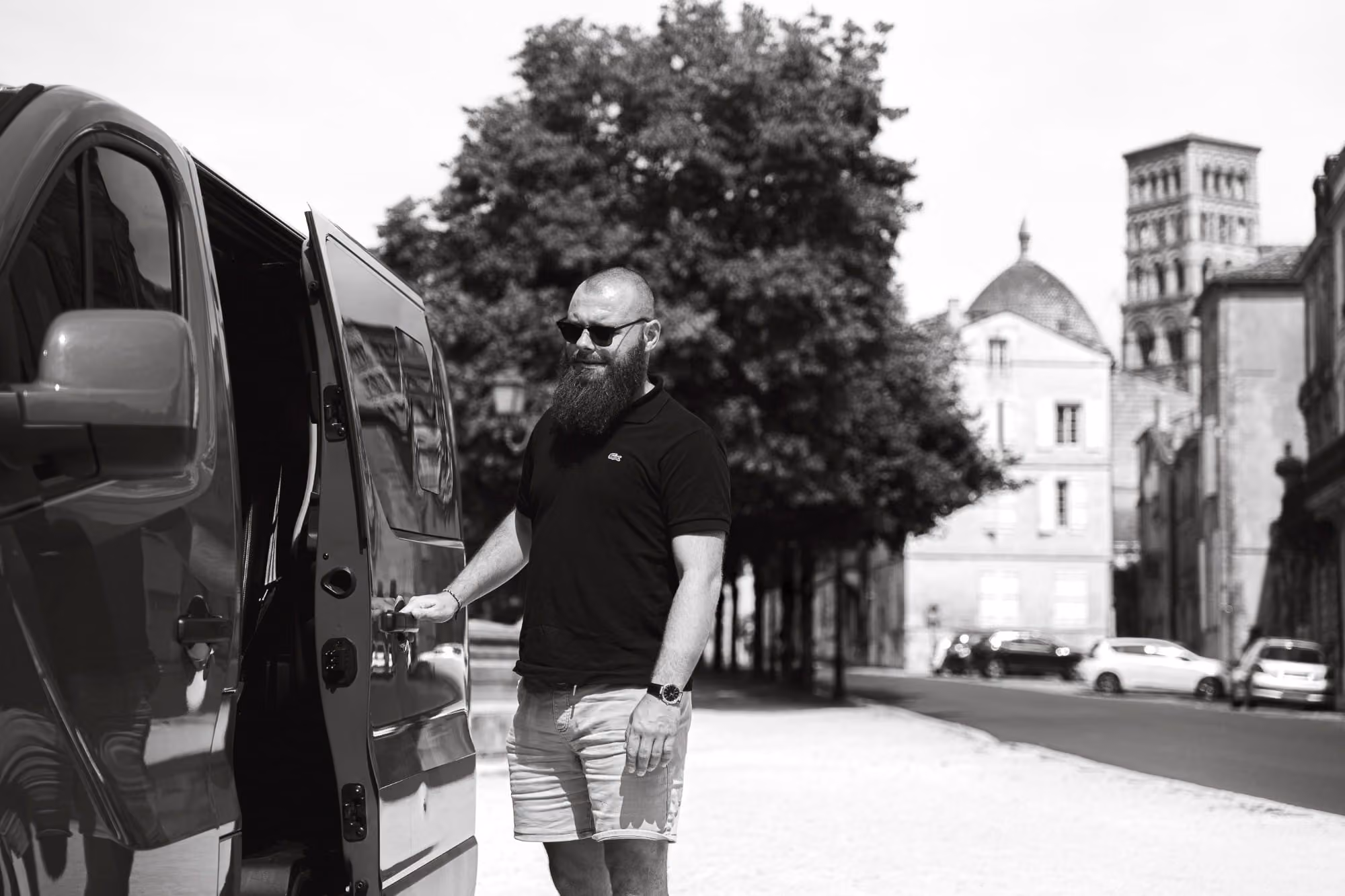 Michel, chauffeur de M.L Taxi Angoulême, devant son van 8 places